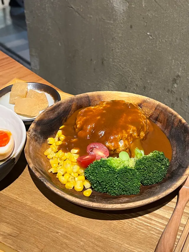 芝士牛肉漢堡 視覺上雖然是走一個厚份量的姿態
可是一放進口中 才知道漢堡肉可以是如此鬆軟綿密
再配上日式漢堡醬汁和芝士 根本就是同一個團體出道 
