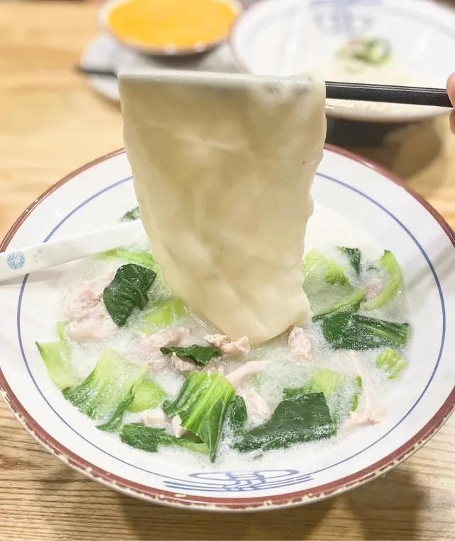 嫩雞白布湯闊麵