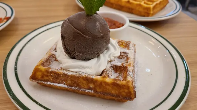 士多啤梨大黃醬窩夫配自選雪糕