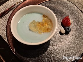 桃膠蝶豆花燉奶 - 旺角的獅房菜