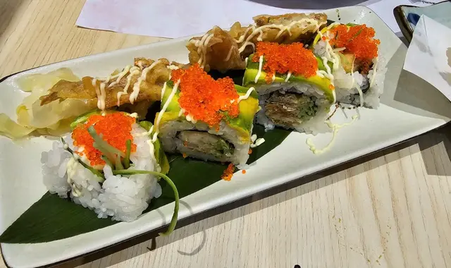牛油果軟殼蟹卷