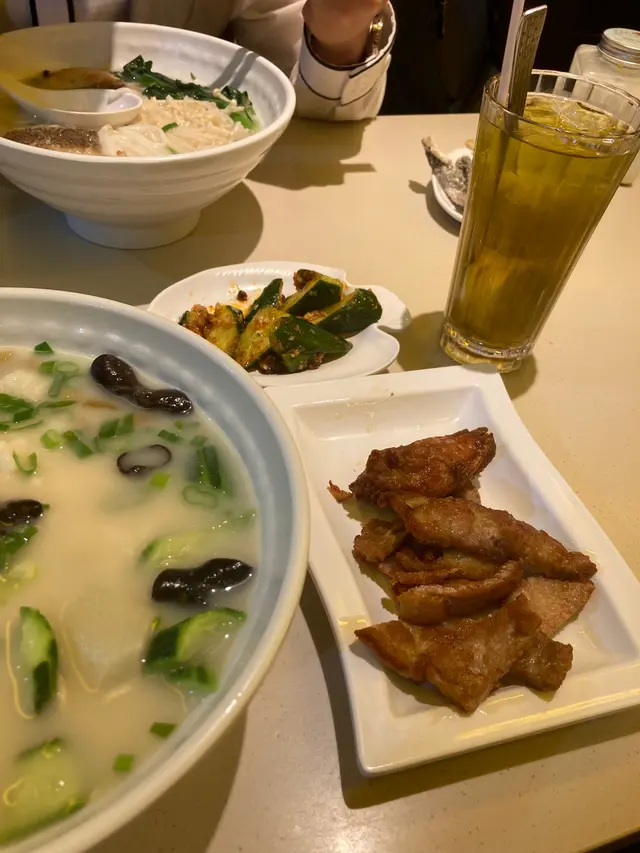 香茅雞翼拼豬扒魚湯泡飯