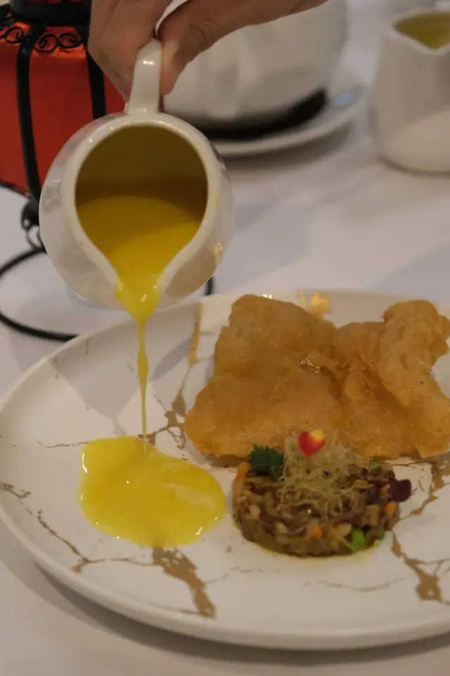 藏紅花汁燴脆皮花膠扒