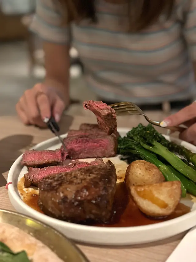 🍽 烤10安士澳洲M4安格斯西冷 配燒新薯 及烤美國露筍(Medium)