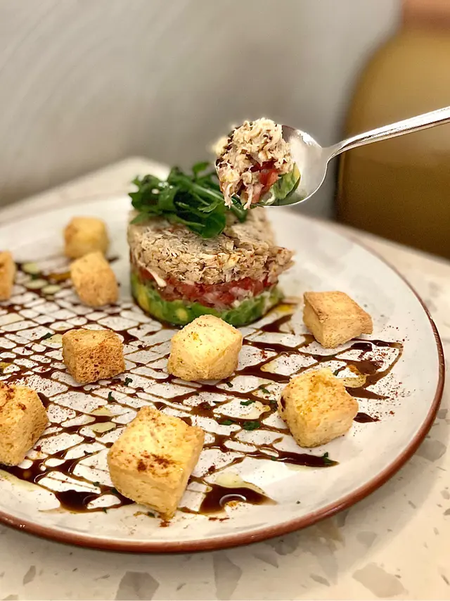 牛油果醬蟹肉他他伴脆包粒 Crab Tartare w/ Avocado Mousse HK$158