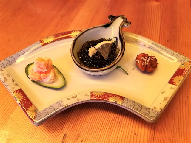 小食三點: 明太子沙律, 水雲, 漬蒜頭