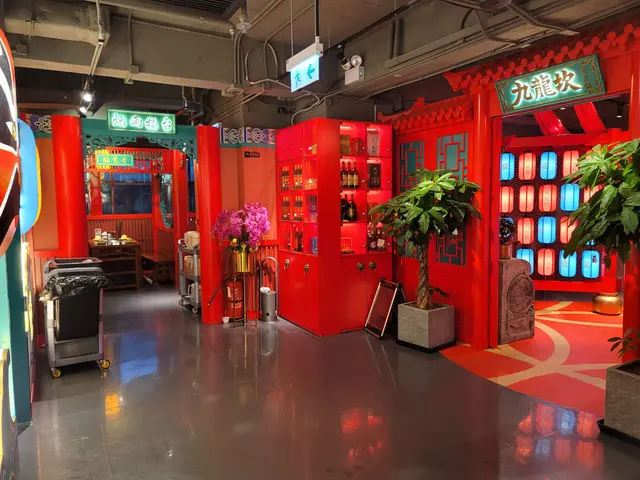 店內裝潢獨具特色,融合了北京老街的風格