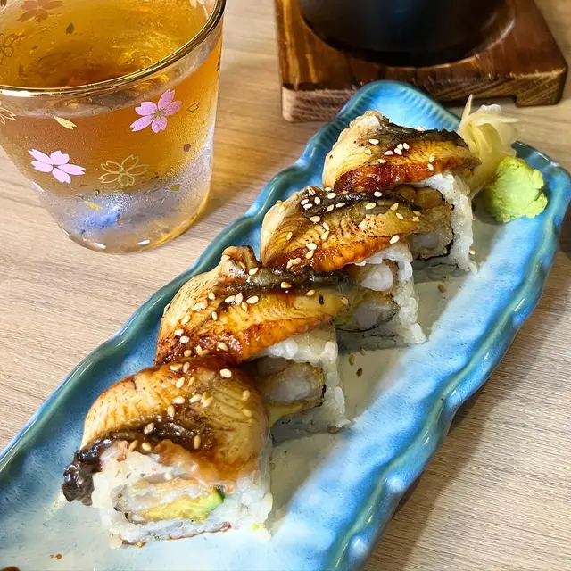 呢一個卷物上面有鰻魚,內裏就有牛蒡、炸蝦🍤同埋牛油果🥑食落口感好豐富,炸蝦仲要係啱啱新鮮炸起,仲食到好酥脆架!💓💓