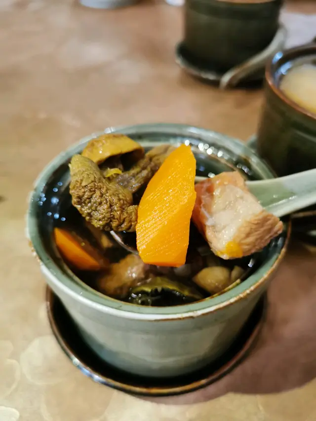 原盅燉姬松茸淮山甘筍黑毛豚肉湯