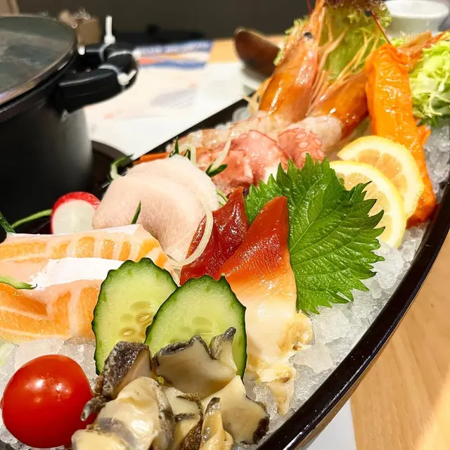 總共有七款刺身,包括牡丹蝦🦐、八爪魚🐙、三文魚🍣、北寄貝、螺片🐚、劍魚腩同埋蟹棒🦐!🈵🈵非常豐富,質素亦都唔差過一般嘅壽司店,又有得食,又有得打卡!💓💯