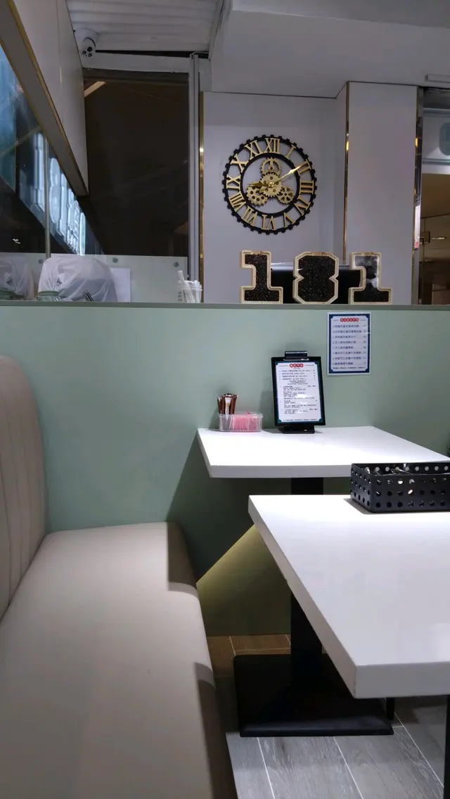 店內有好幾張枱