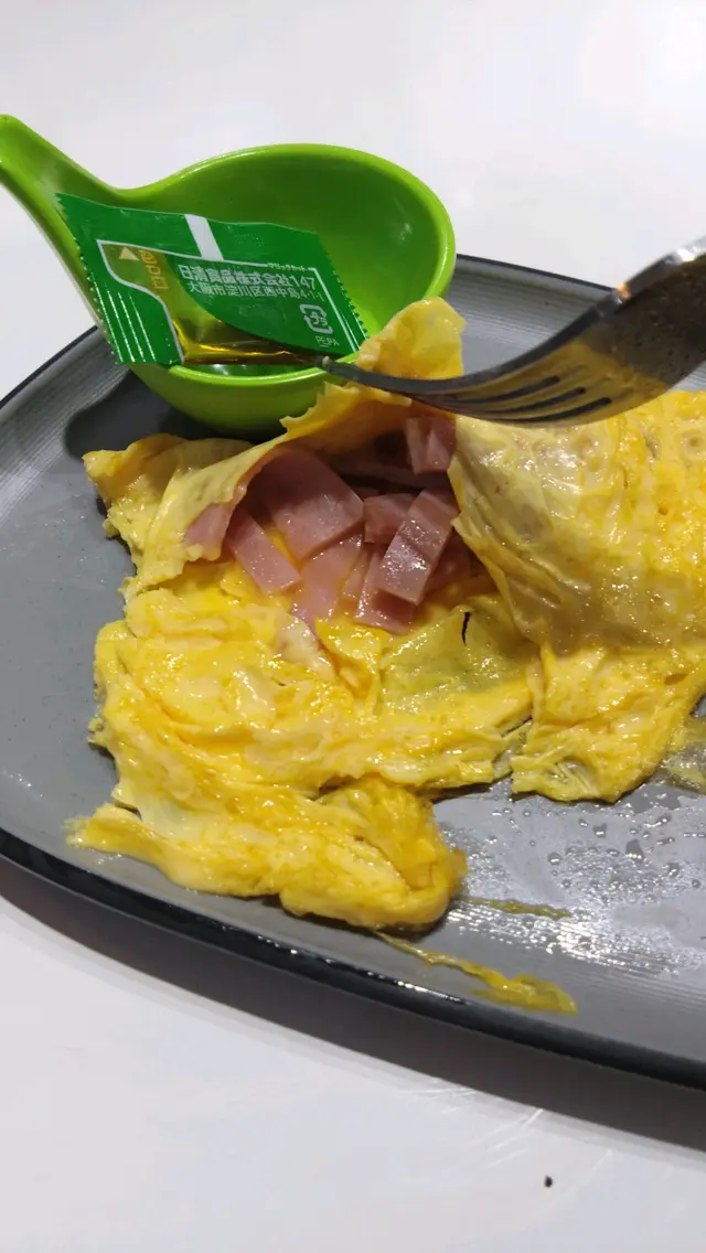 火腿奄列份量恰到好處！內有少許火腿，適量的調味也夠鹹！