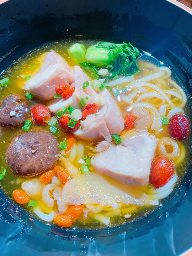 花雕麻油雞湯面