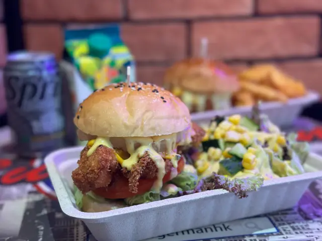 燒菠蘿雞腿漢堡 $72；Double芝士 +$9@；轉套餐加配 $22@