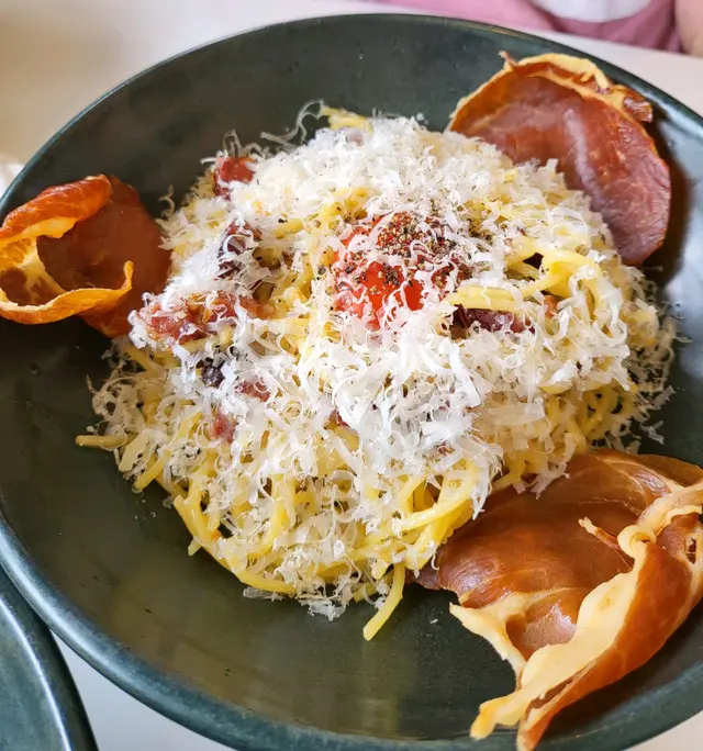 蛋黃選用夢王蛋,所以好香蛋味,生食亦唔怕,美中不足係幾塊hams太咸又硬,用返軟身hams會完美!