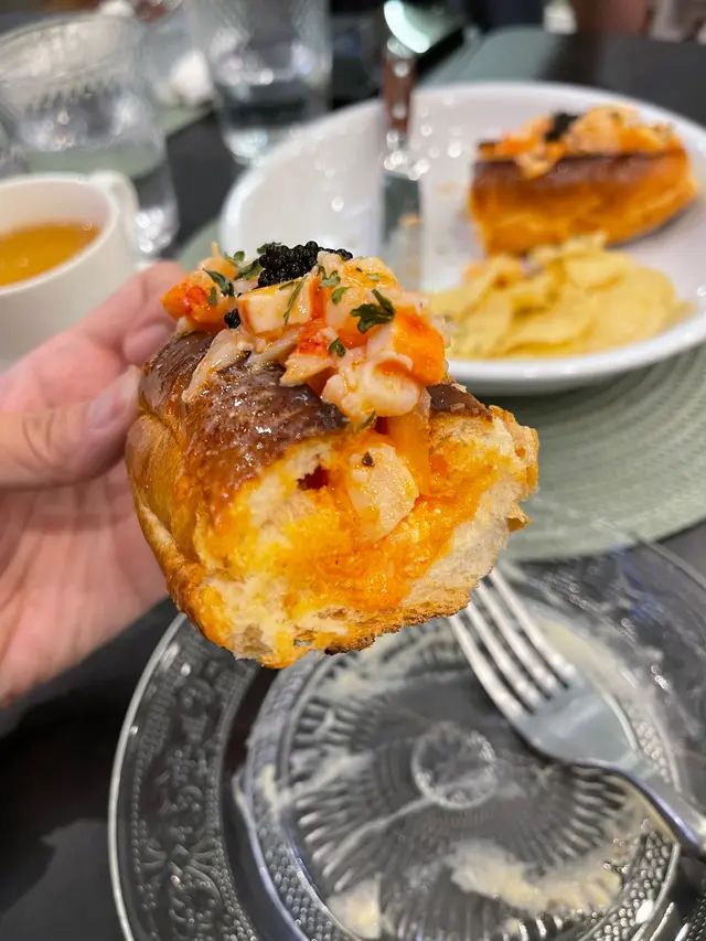 Caviar Lobster Roll (橫切面)