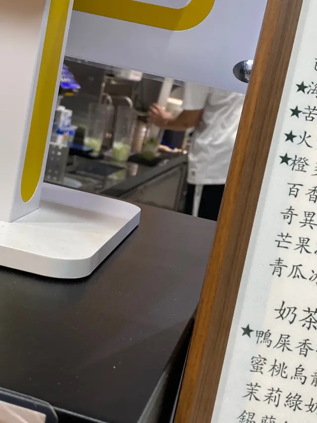 店員用力 ‘ 中 ’打檸檬🍋！👍🏻👍🏻