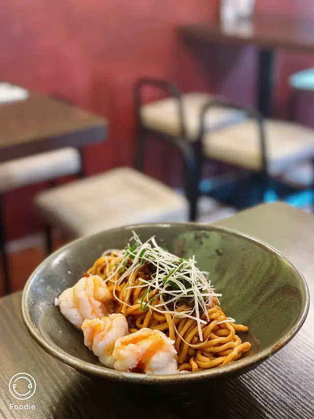 招牌蝦米辣油拌蝦球麵