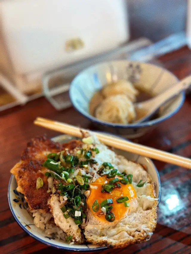 香煎脆邊蛋肉餅飯