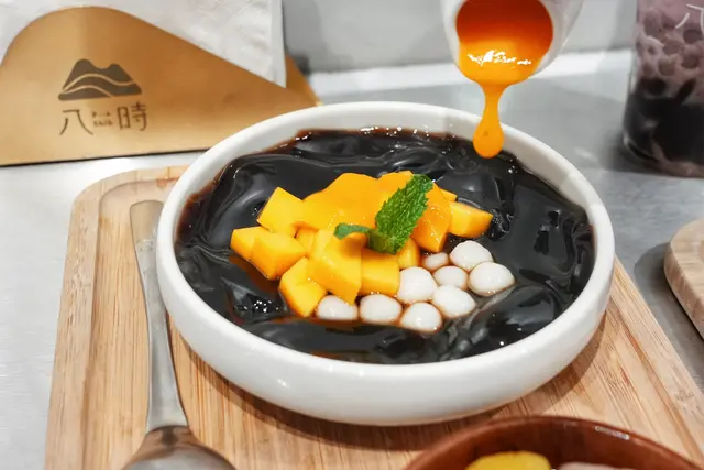 圓仔芒果嫩仙草盛盤