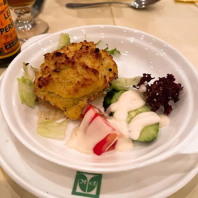 第一款焗蟹蓋，外面鬆脆，內裡蟹肉非常足料，食落味道唔錯，係意料之內既味道，平時中意食蟹蓋既朋友可以一試