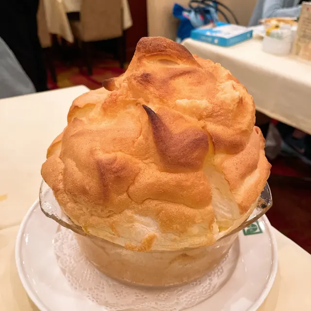 呢個超特大梳乎厘係必點甜品，相信每個入到太平館既人都會想試，2個人完全食唔哂，用黎打卡都已經夠哂開心，味道唔太甜，入面有軟棉棉既口感，由於佢係即叫即做，要等30分鐘，所以想食既朋友記得提前同侍應講喔