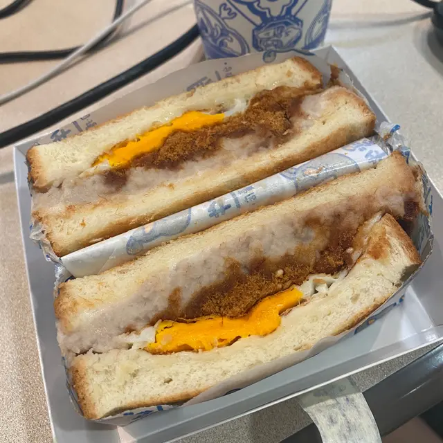 芋泥肉鬆蛋吐司