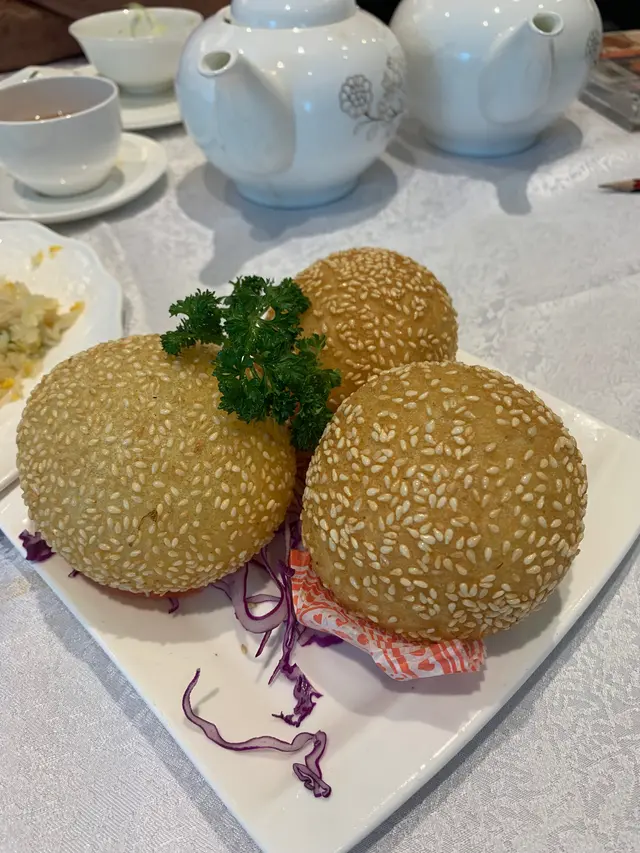 佢係好食嘅，不過我等左個半鐘…..  