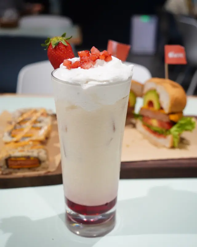 草莓燕麥奶綿綿茶