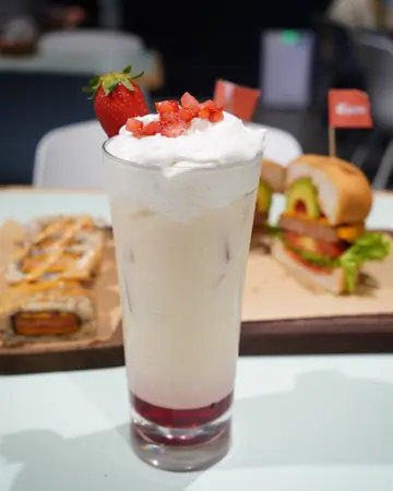 草莓燕麦奶绵绵茶