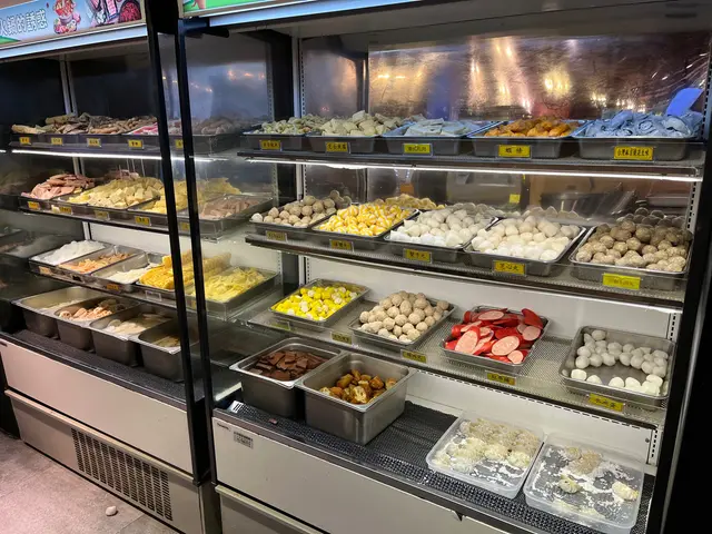 後面呢排就主要放丸類、腸仔餐肉、豆腐製品、同立立雜雜其他嘢