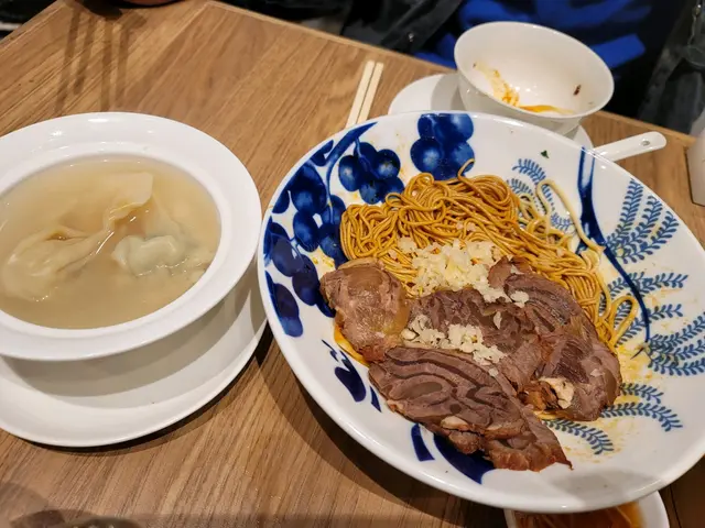 紅油五香牛肉拌麵配菜肉雲吞湯