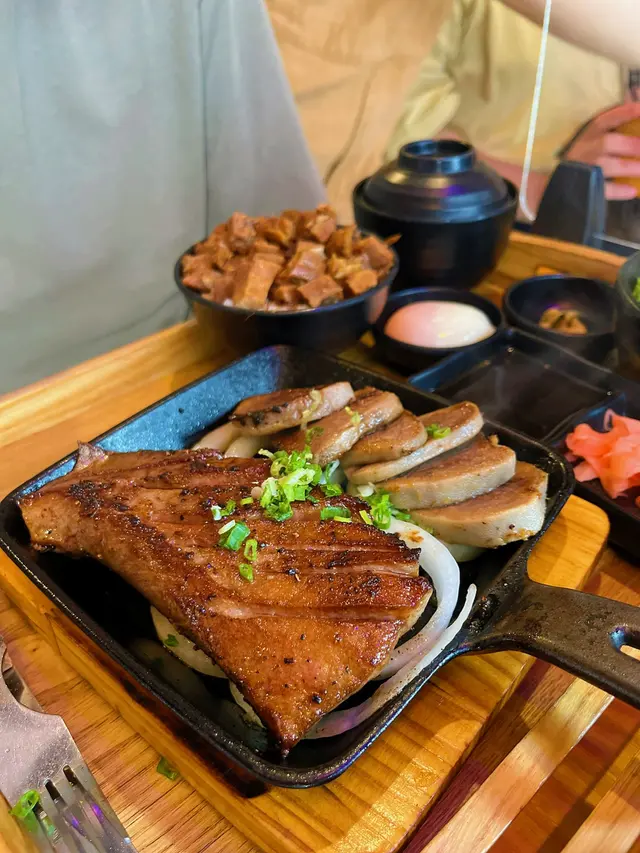 牛舌芯和牛舌尖燒至五成熟，切開的時候還是粉紅色！