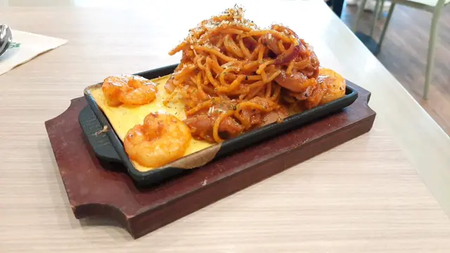 鐵板名古屋茄汁海蝦腸片意粉