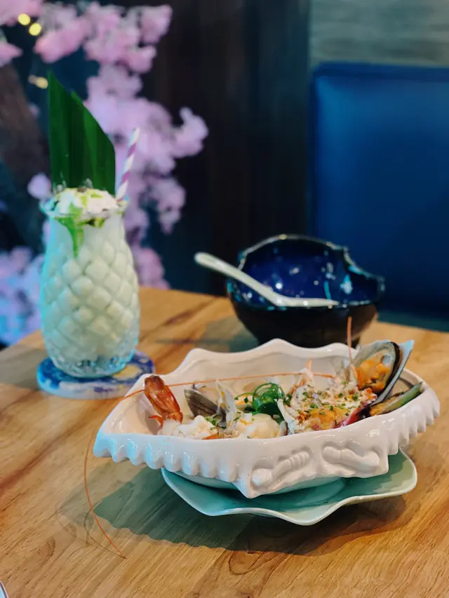 雞油花雕蛋白蒸大頭蝦海鮮伴烏冬