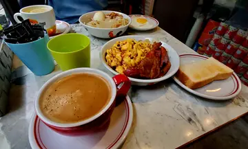 上環叉燒炒蛋飯配多士熱加大咖啡