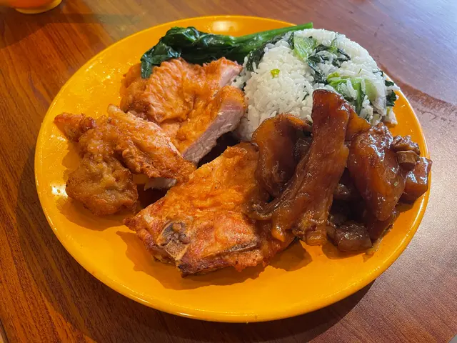 豬扒菜飯配牛筋