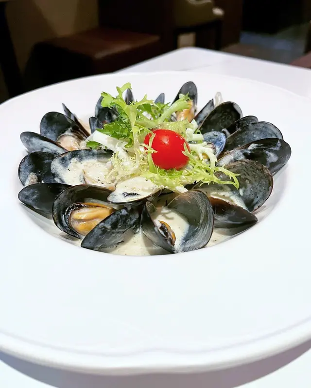 白酒味係預期之外嘅香濃,每一滴忌廉汁散發濃濃酒香,青口肉軟滑非常