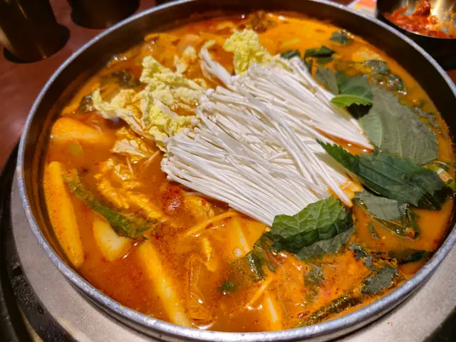 好特別嘅菜式,出面似乎暫時未有見到~排骨有好多,而且肉質鮮美,讓人停不了口。配菜也很足夠,三個人食覺得好飽,即刻想叫多一個朋友嚟分享添!