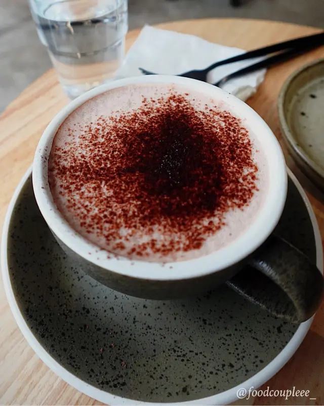 反而呢杯mocha朱古力味夠濃，J小編幾鐘意。朱古力味大過咖啡味，適合一啲唔鐘意飲太苦咖啡味嘅朋友仔。