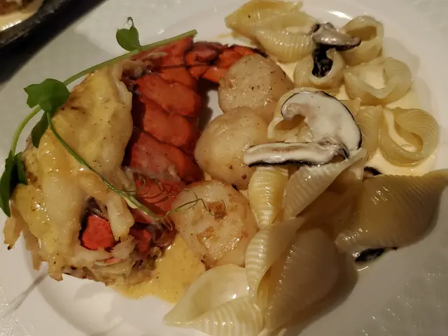 焗龍蝦尾配蘑菇貝殼粉