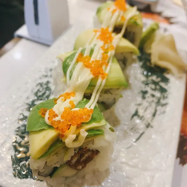 牛油果軟殼蟹卷