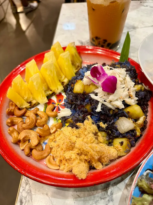 藍蝶花菠蘿蟹肉炒飯