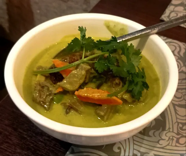 青咖喱香濃,滲入鴨肉內簡直一絕.
