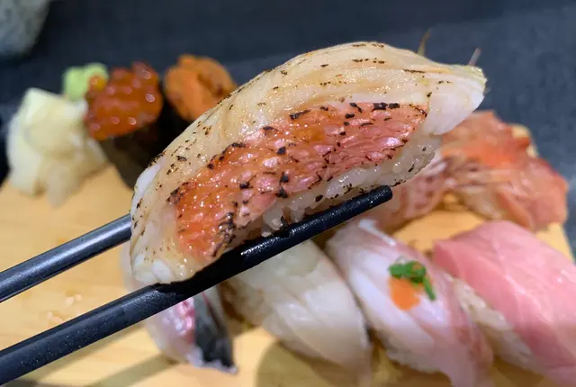 金目鯛魚經火炙後，吃起來甘香