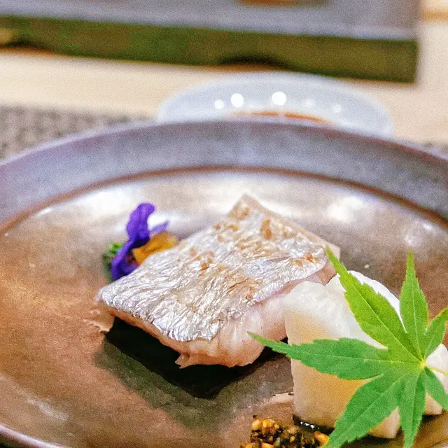入口有炭燒香同魚油香，山椒粉嘅存在解膩提鮮
