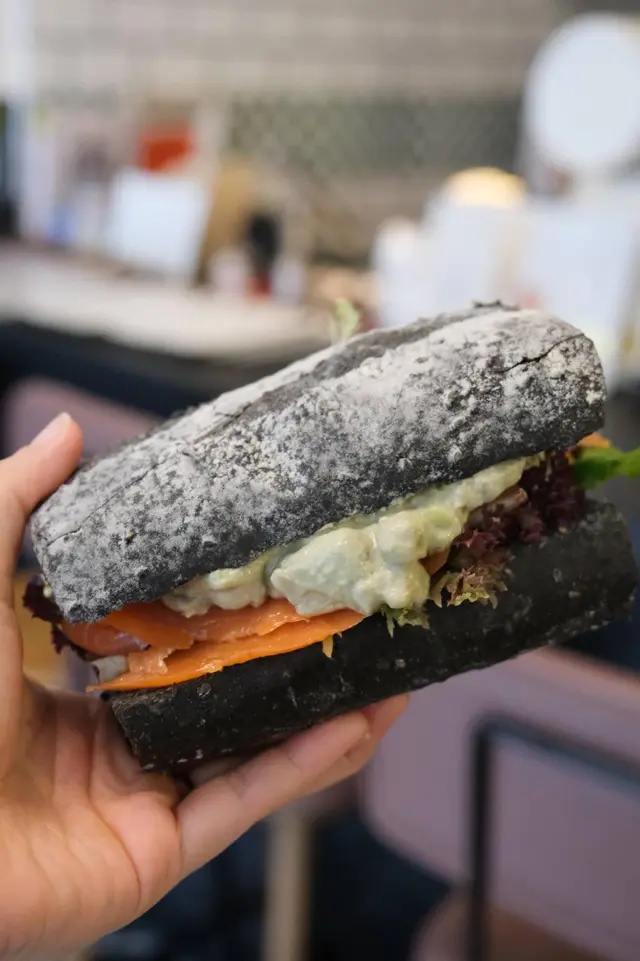 牛油果醬煙三文魚三文治