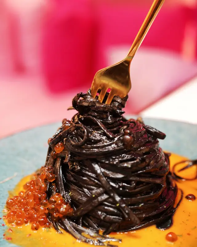 三文魚籽鮮魷魚海膽汁墨魚意大利粉