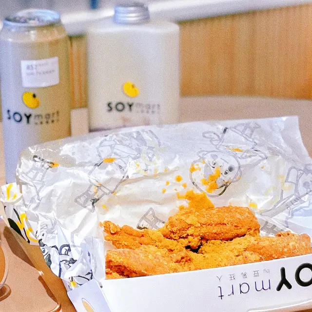 金黃色嘅鹹蛋黃炸脆雞真係好吸引🤩即叫即炸,酥脆誘人🐥雞翼仲好嫩滑添!😚