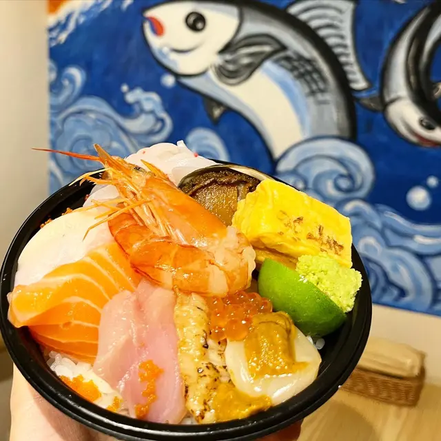 一碗丼飯有齊10種唔同嘅魚生,包括係三文魚、油甘魚、磯煮鮑魚、海膽、產地直送鮮魚、三文魚籽、櫻花魷魚、赤蝦、左口魚邊、帆立貝!就連磯煮鮑魚,呢啲比較少餐廳會做嘅,呢度都搵得到!😝😝百零蚊就食到十款魚生刺身,絕對係大飽口福,性價比高🤩🤩